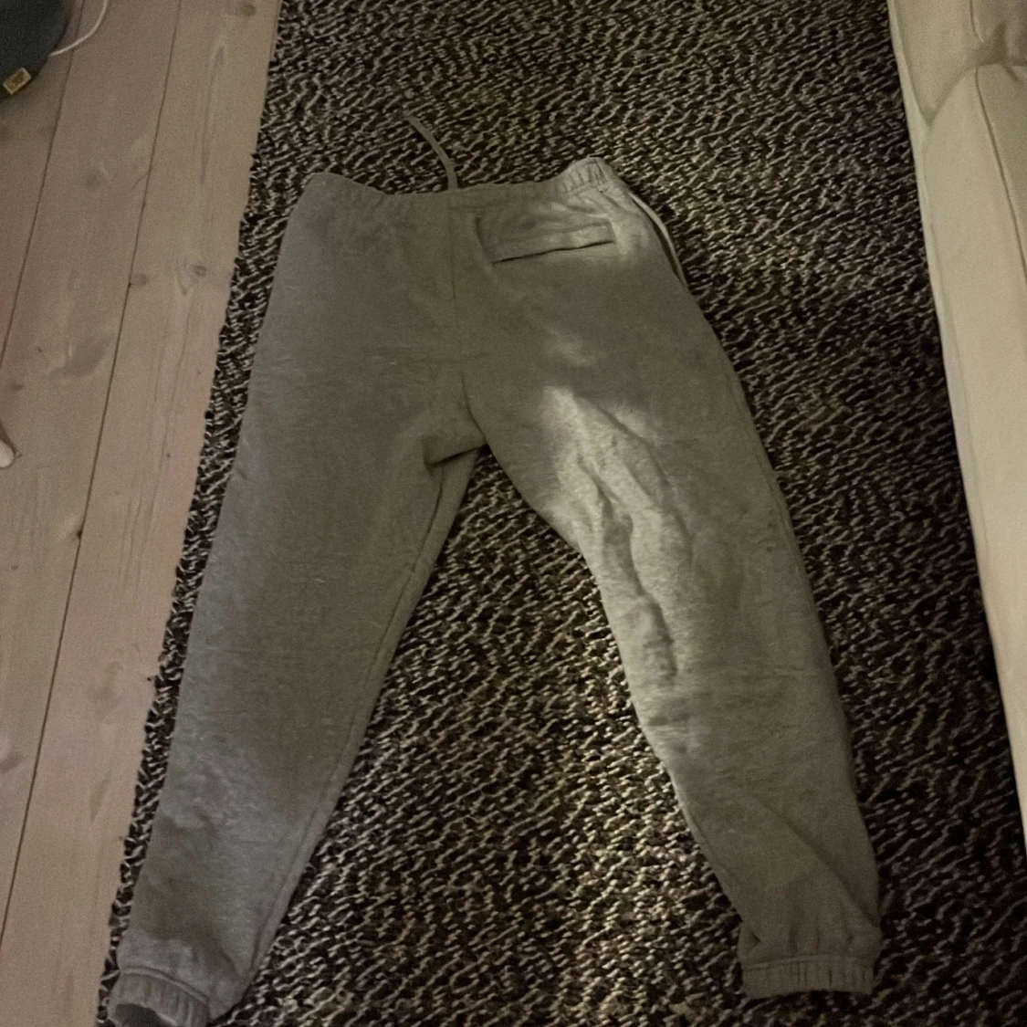 Grå mjukisbyxor från Nike - 2