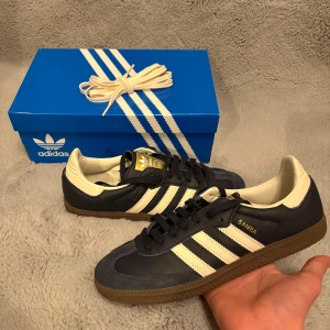 Adidas Samba  - Säljer ett par adidas sambas då dom är för små för mig, dom är helt nya du får med box extra stören och jag har kvitto också har du några frågor eller funderingar hör av dig 
