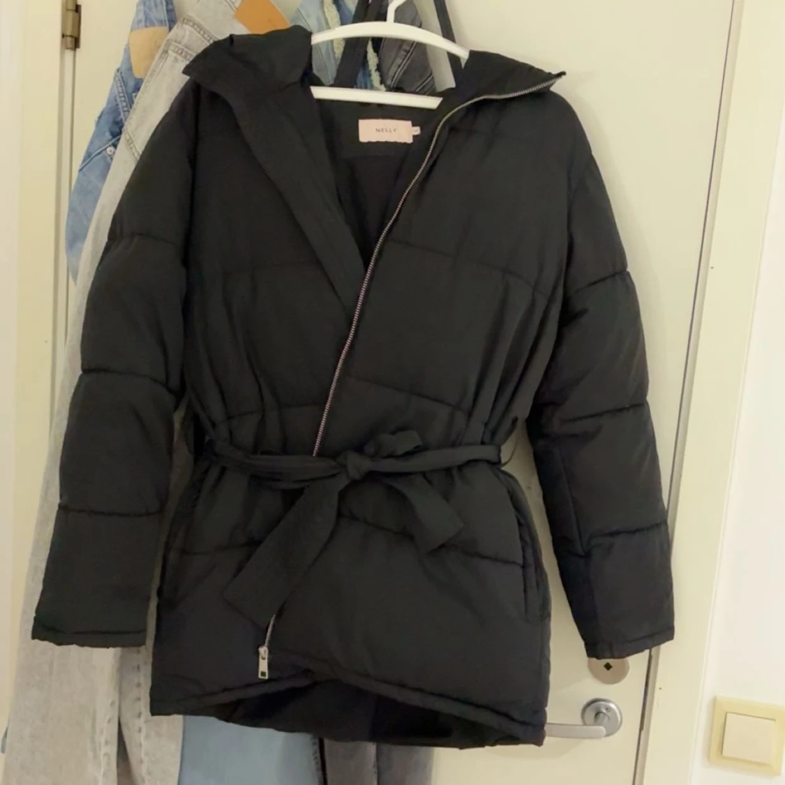 Svart pufferjacka med bälte från Nelly - 3