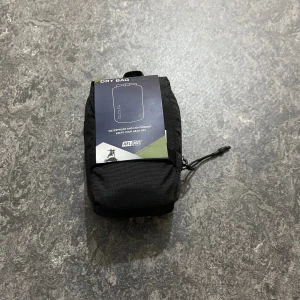 Svart dry bag från Helsport 30L - Praktisk svart dry bag från Helsport med 30 liters kapacitet. Väskan är tillverkad i slitstark syntet och har en enkel, avlång form med dragsko och handtag upptill. Perfekt för att hålla dina grejer torra under äventyret. Lätt och vattentät design.