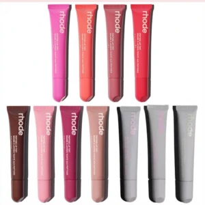 Rhode Peptide Lip Tint & Treatment - Säljer ett set med Rhode Peptide Lip Tint och Lip Treatment i flera färger: rosa, korall, nude, röd, brun, plommon, beige och transparent. Tubformat läppbalsam och läppglans med mjuk applikator, perfekt för återfuktade och glansiga läppar.