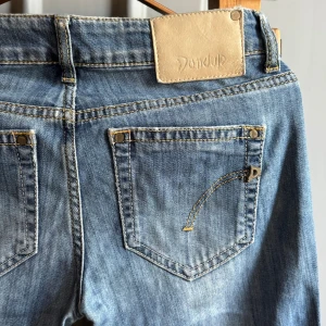 Jeans Dondup, storlek 28 - Snygga blå jeans från Dondup i klassisk femficksmodell med rak passform. 