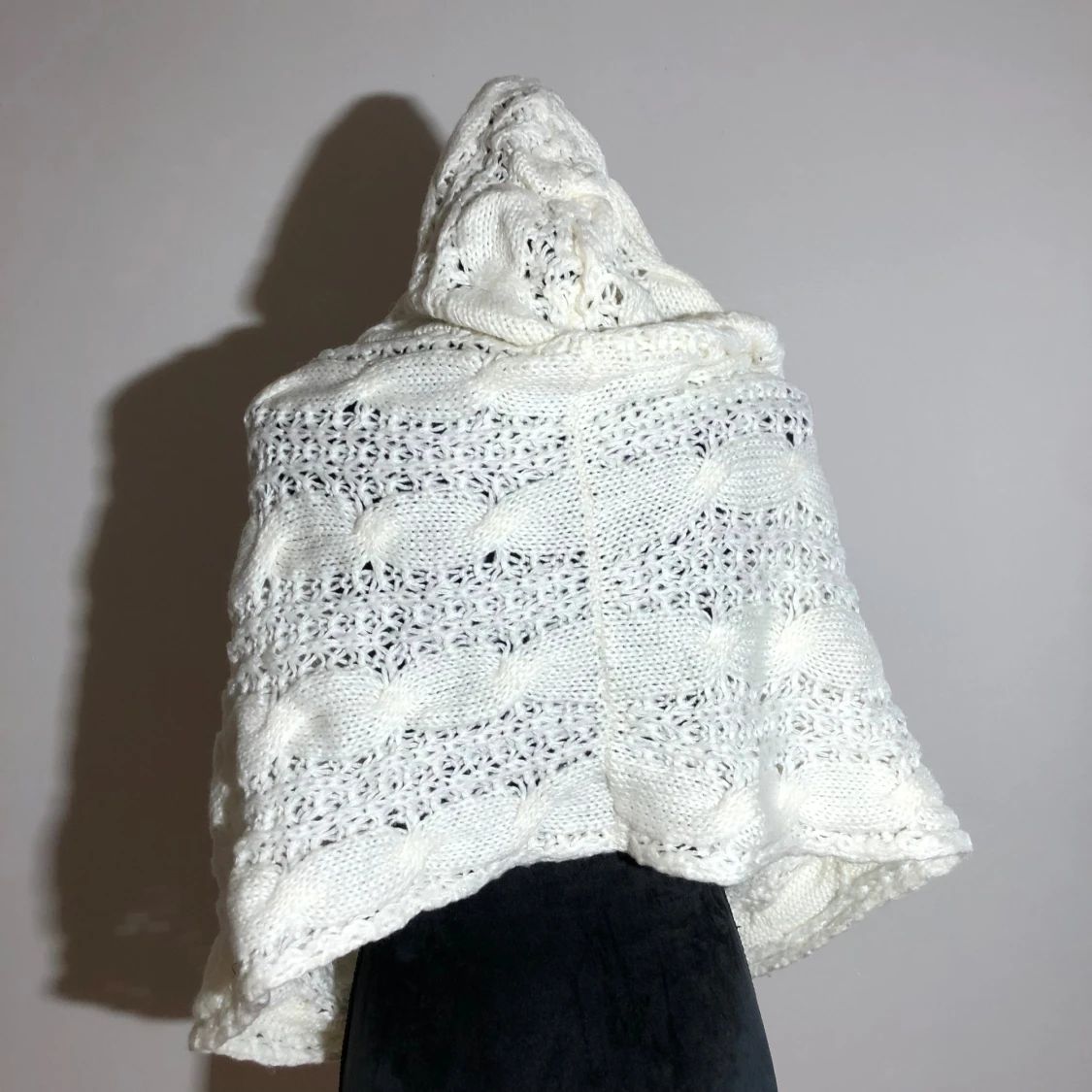 Stickad halsduk med huva - 1