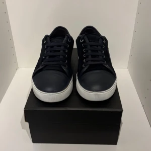 Lanvin skor  - Mörkblå lanvins i storlek uk7. Motsvarar 41. Nypris ligger på 5200 och dem i bra skick. Skriv gör funderingar! 