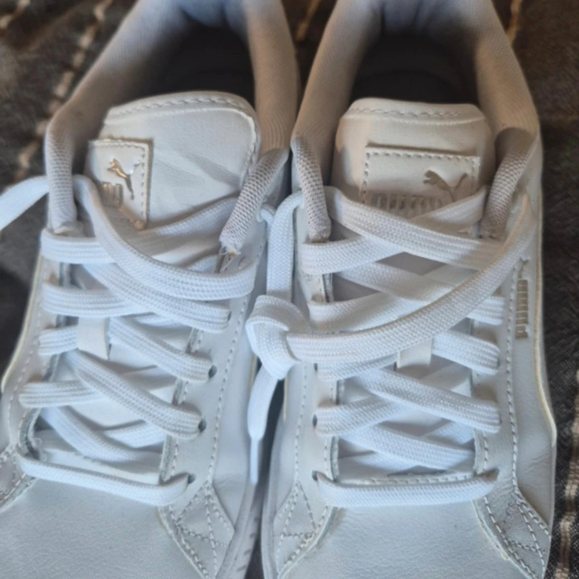 Vita sneakers från Puma med platåsula st 39 - 1