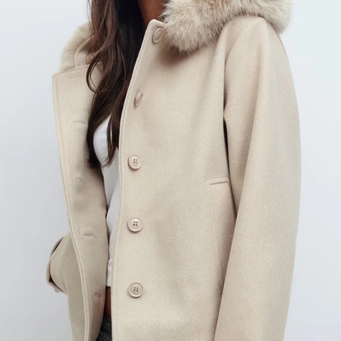 Slutsåld!!!Använd få gånger! Beige kappa med fuskpäls-krage - 1