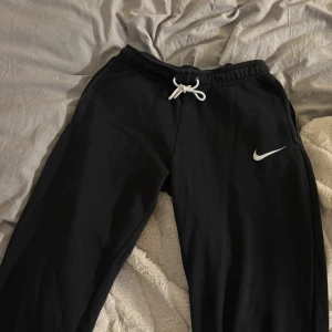 Svarta mjukisbyxor från Nike med snörning - Svarta mjukisbyxor från Nike i storlek S som sitter superfint, fint skick 