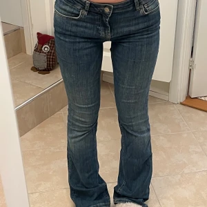 Blå bootcut jeans zara - Säljer ett par blå lågmidjade jeans från Zara med bootcut passform. Använt ett par gånger och har jättefin tvätt verkligen. Stretchigt tyg som är skönt att gå i 💕💕Jag är 164 och har 34/XS
