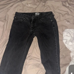 Svarta jeansbyxor i rak modell - Säljer ett par svarta jeansbyxor från 157 med klassisk femficksdesign och rak passform. Jeansen har normal midja och är tillverkade i ett robust denimtyg som passar perfekt till en avslappnad stil.