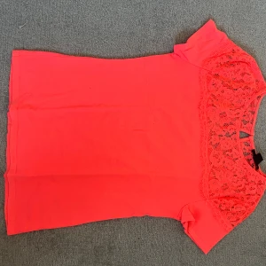 T-shirt neon rosa - Bilderna är inte så bra men skriv om du skulle vela ha bättre bilder eller har frågor. De är ett väldigt skönt material och ett väldigt fint spets längt uppe på tröjan. Jag säljer denna pågrund av att jag aldrig har använt den bara testat. 
