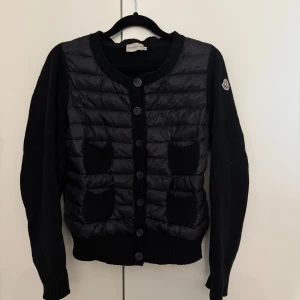 Moncler cardigan - Säljer nu min moncler cardigan då jag inte använder den så mycket! Den är sparsamt använd och har inga deffekter! Den är storlek M men är mindre i storleken och passar Xs/S också. Hör av er vid frågor🤗Obs: svarar endast på denna annons och inte min förra eftersom det endast var en intressekoll❤️