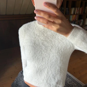 Mysig tröja från &Other Stories - Supermjuk och fluffig vit stickad tröja från &Other Stories. Tröjan har lång ärm, rund hals och en lite croppad passform. Tröjan är verkligen så gosig och perfekt för dig som gillar cozy men stilren look. Öppen för prisförslag