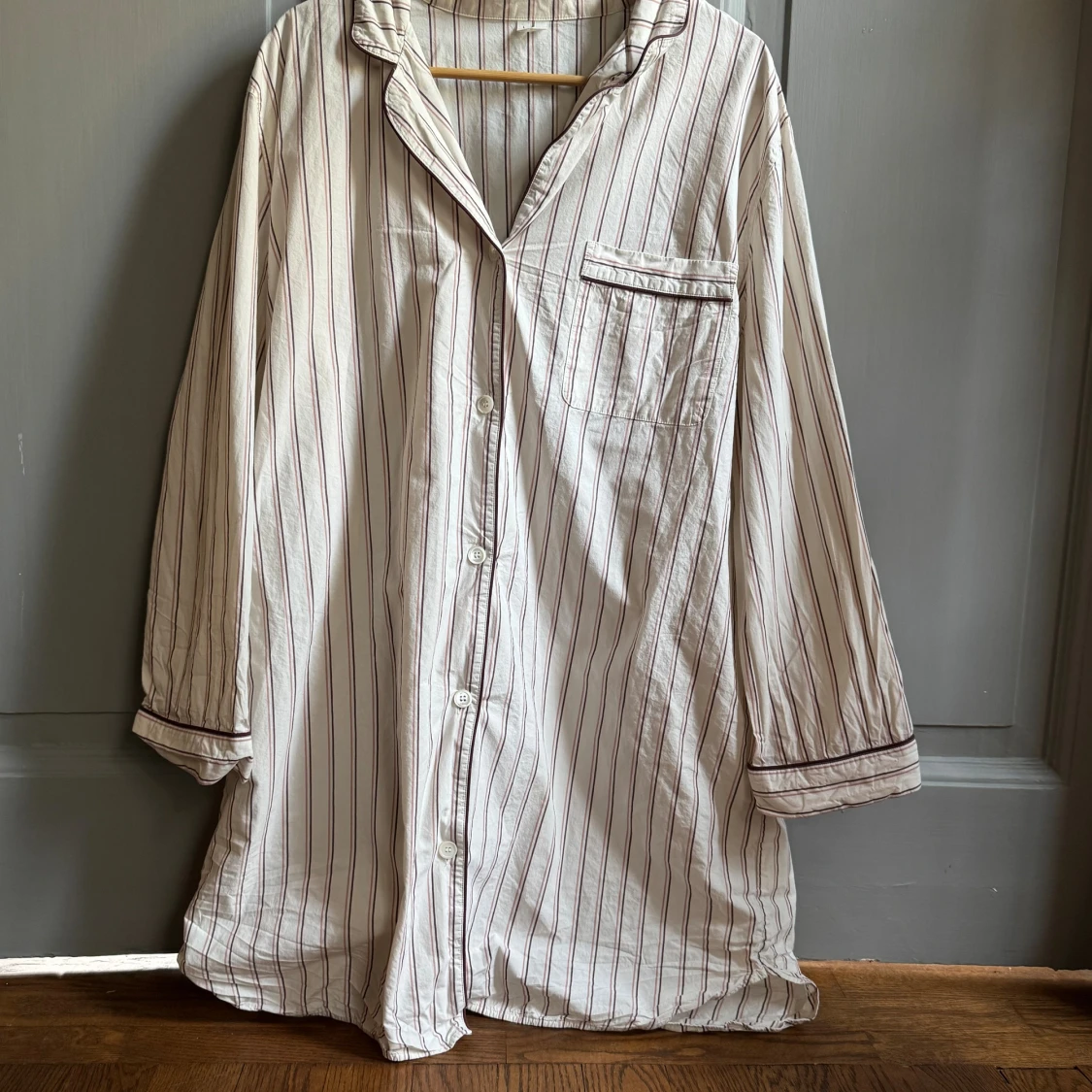 Randig vit skjorta med bruna detaljer