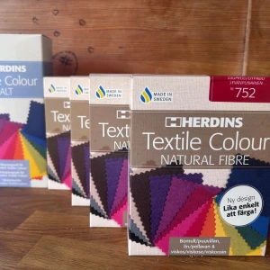 Herdins Textile Colour textilfärg - Textilfärg från Herdins för infärgning av bomull, lin och viskos i tvättmaskin. Färgen är djupröd. Nypris 479, säljer för 149. Helt oanvänd, tre av förpackningarna är fortfarande förseglade, en är öppnad men ej använd. Säljer alla fyra, inklusive tvättsalt, vilket innebär att man direkt kan börja använda det! Kan även köpas i styck🥰