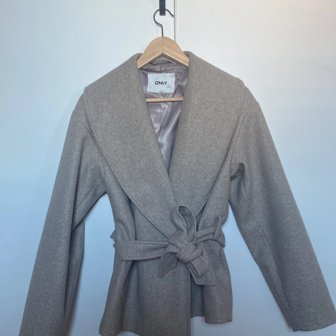 Beige omlott kappa från ONLY