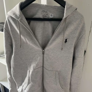 Polo Ralph Lauren Zip Grå med kvitto - Tjena! Säljer min ralph lauren zip som jag köptes på nk för ett tag sedan, tröjan är i väldigt bra skick. Hör gärna av dig vid frågor. Pris går att diskuteras👍Möte i Stockholm. Storlek S