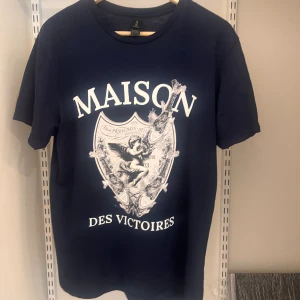 T shirt med tryck - Helt oanvänd och i nyskick. Priset går alltid att diskutera.