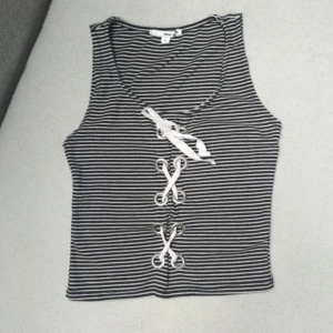 randig topp med knytning  - supersnygg svartvit randig topp med knytning!! storlek S. perfekt festtopp🥰 hör av er vid frågor! 