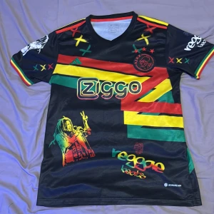 Ajax Bob Marley fotbollströja. - En exklusiv Ajax fotbollströja när den gjorde deras Bob Marley tröjor.