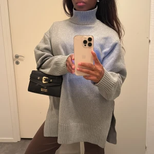 Stickad oversized polotröja - Supermysig oversized polotröja i grön med bred ribbad mudd vid ärmslut och nederkant. Tröjan är stickad, har långa ärmar och höga slitsar i sidorna för en chill vibe ❄️😍🎀