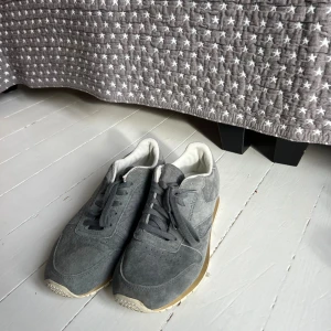 Gråa Reebok sneakers  - Snygga grå sneakers från Reebok i mjuk mocka💕 Knappt använda!