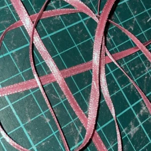 Smalt rosa satinbälte - Ett smalt och glansigt band i rosa satin. Perfekt för att ge en söt och  till din outfit. Bandet är tunt och flexibelt, vilket gör det lätt att knyta eller använda som accessoar till klänningar eller kjolar.vDu kan pyssla o sy mini saker till de typ rosetter osv. Bandet är 2 meter *3 mm brett