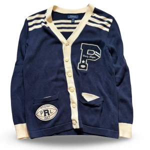 Ralph Lauren Kofta - Hej! Säljer nu min kofta från märket Ralph Lauren, storlek 14/16Y, skadat skick. Tveka inte på att höra av dig om du har frågor eller funderingar kring jackan!