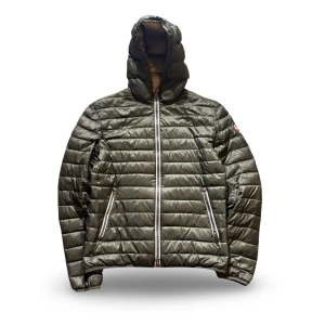 Colmar jacka - Hej! Säljer nu min jacka från märket Colmar, storlek 46/S, bra skick. Tveka inte på att höra av dig om du har frågor eller funderingar kring jackan!