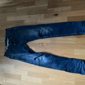 Acne studios jeans - Säljer ett par feta Acne Studios jeans i en fet tvätt, använda fåtal gånger. Perfekt nu till hösten om man vill ha schyssta kläder. Storlek 30/34. Hör av er om ni undrar något!🤩🤩