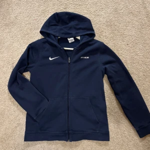 Nike hoodie France - Mörkblå  fransk fotbolls hoodie av Nike . Tröjan e  perfekt för fotbolls träningar etc. köpte i Paris flygplatsen förra året. Ny pris 500 