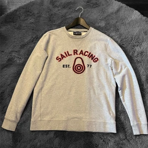 Sail racing tröja utan huva - Denna tröja är i mycket fint skick, de finns inga fel på den eller fläckar.  Den är använd men har bra kvalité och inga hur som helst problem👍🏻  Tröjan är i storlek L och är lite mindre i storleken, den är perfekt nu inför vintern.  Den är gjord av 90% bomull och 10% elastan, iallafall så värmer tröjan när man har den på sig😊  Skriv om mer info eller bilder, kom dm📩