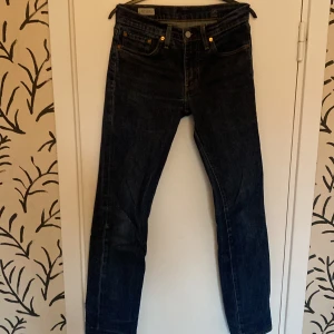Levi’s Jeans - Säljer ett par Levi’s jeans i modellen 511 vilket är slim fit. Jeansen har storlek 28W och 32L och är mörkblå