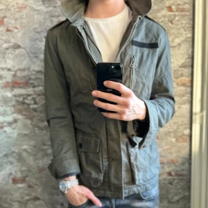 Zadig & Voltaire jacka - Bra skick, litet märke på ryggen och lite allmänt använd(skrynklig osv). Storlek M passar dig som är mellan 178-185cm ungefär. Nypris ca 4000kr. Modellen är 185 cm, 79 kg. Passar bra nu till vintern. Skriv för mer information!🤝