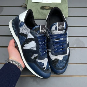 Valentino rockrunners  - Nu säljer vi dessa sjukt snygga och extremt svårfunna valentino rockrunners! Färgen är riktigt rare! Size 43,5 fits 44! Skick 7,5/10! Dustbag och kort ingår! Hör av dig vid minsta fundering 🤩