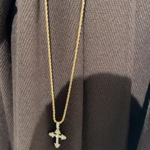 Guldhalsband - Snyggt halsband i guld.  Kedjan är tvinnad har glittriga stenar på ena sidan och blank yta på andra. Perfekt för dig som gillar detaljer och vill ha något som sticker ut.