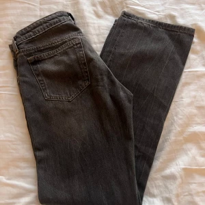Gråa weekday jeans - Snygga gråa weekday jeans. Modell: arrow, raka lite baggy stil som sitter low waist.                Storlek: W25 L32. Skriv gärna om fler bilder behövs eller om prisförslag 😊😊