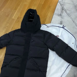 Moncler Maderia  - En hel svart jacka som passar verkligen till allt! Storleken är 2 alltså S-M och vid några andra funderingar är det bara att skriva!, har aldrig använt jackan!