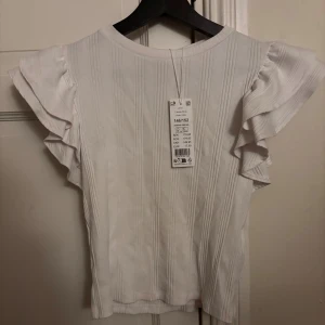 Jättesöt blus med volangärm - Supersöt blus aldrig använd endast testat har pris lappen kvar ny pris 179kr