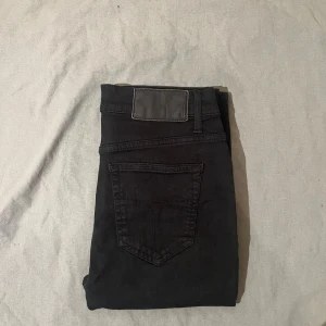 Nya svarta Tiger of Sweden jeans  - Helt nya svarta jeans från Tiger of Sweden i storlek 29/30 Aldrig använda – bara testade! Sitter snyggt med en klassisk slim fit-passform och är i riktigt bra kvalitet, som alltid från Tiger of Sweden.