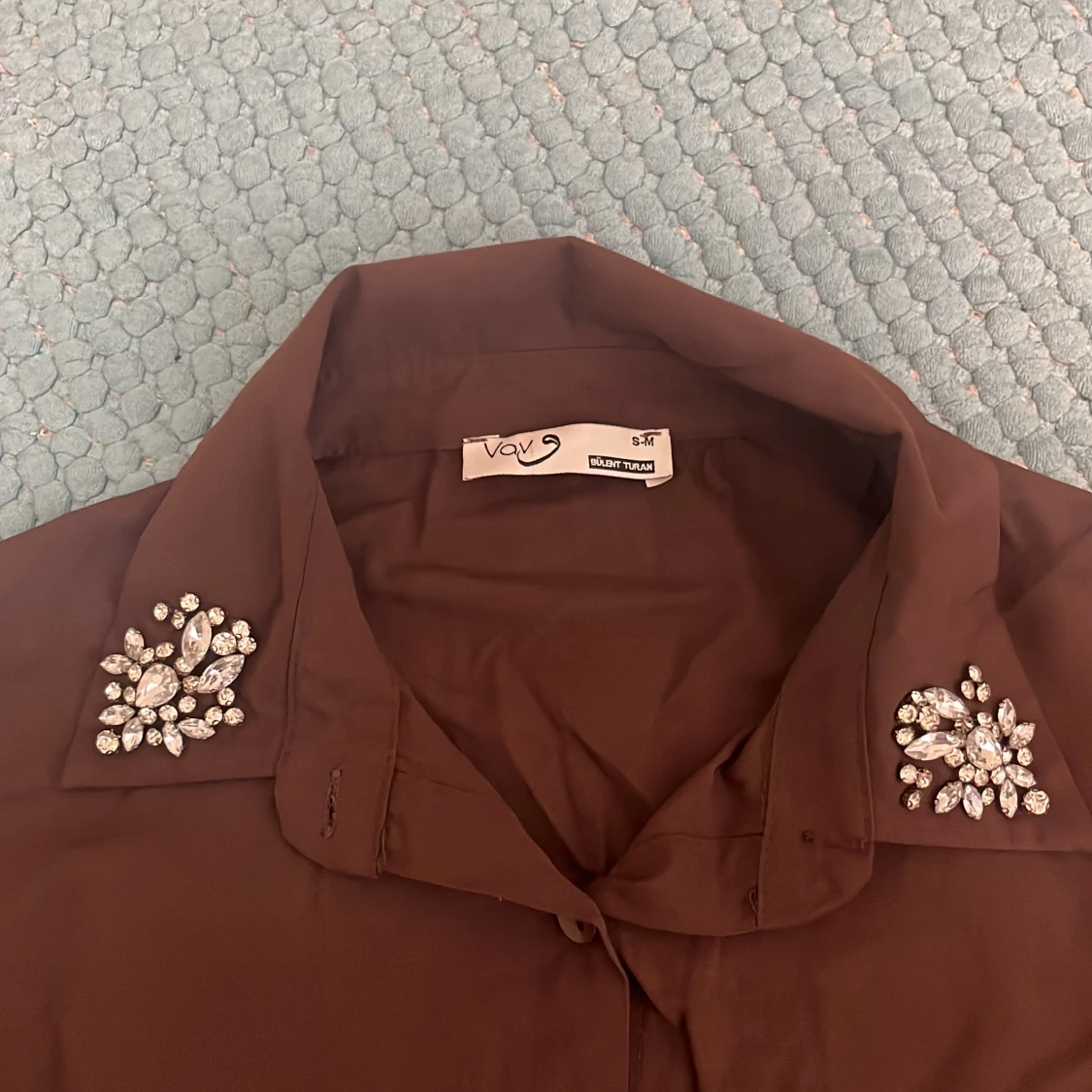 Vinröd skjorta  - 1