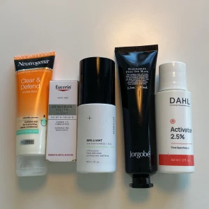 Hudvårdsset nypris 1200 kr - * Neutrogena Clear & Defend Moisturiser: Återfuktar huden för en jämnare och klarare hy. * Skinroller Brilliant 10% Niacinamide + Zink: Förfinar porer, bleker blemmor och mattar ner huden. Nypris 449 kr. * DAHL Activator 2.5%: Dermatologisk avancerad hudvård. Nypris 395 kr. Jorgobe niacinamide Peel off mask 65 ml. Nypris 319 kr. Använda olika mycket. Nypris 1200 kr, säljer för 149 kr.  Hör gärna av er vid frågor!
