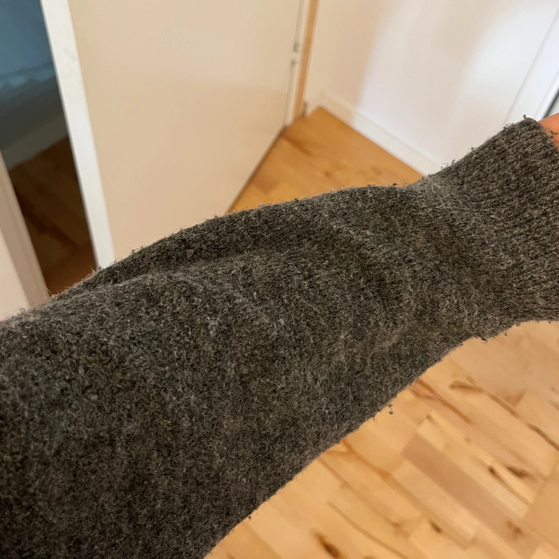 Mörkgrå stickad tröja  - 1