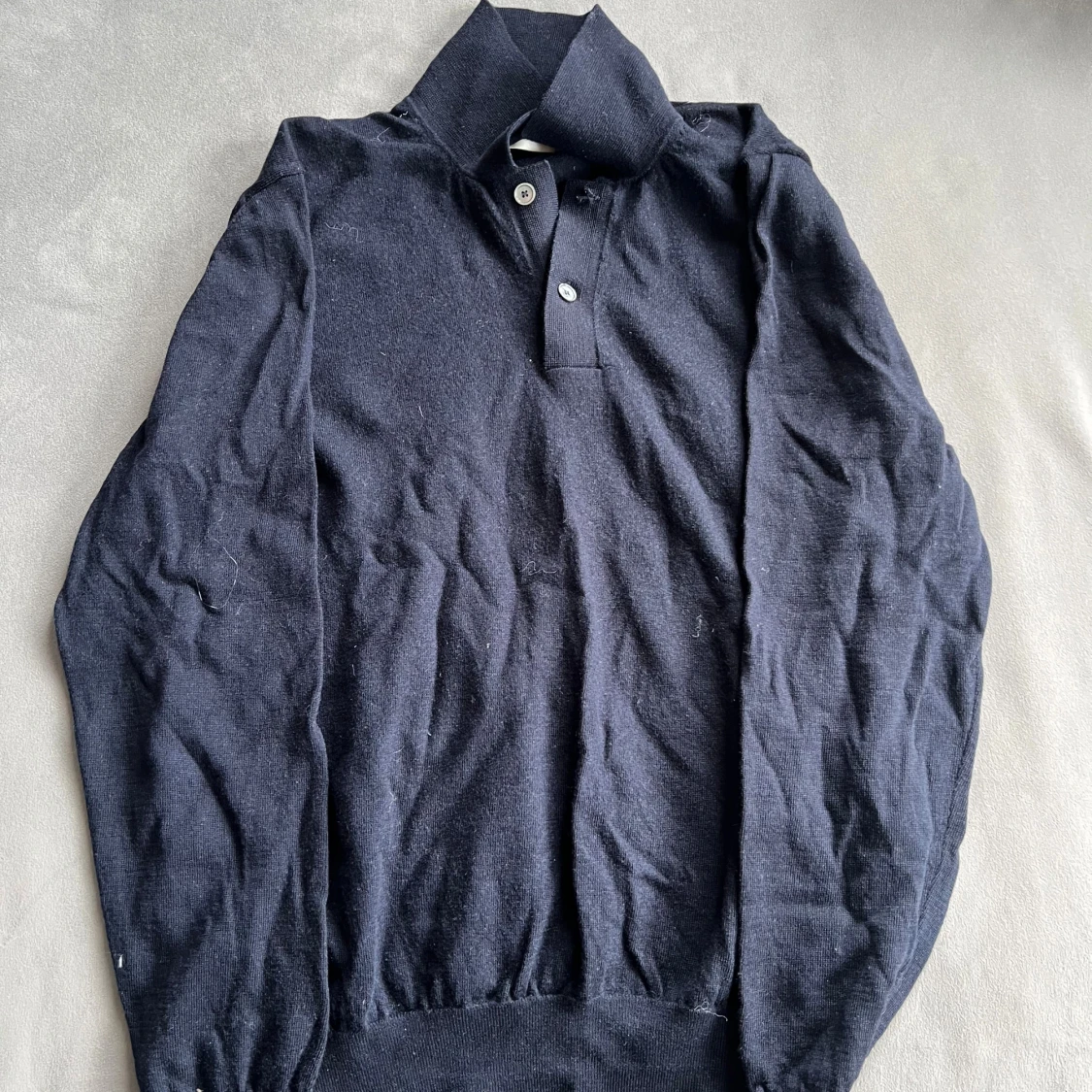 Mörkblå stickad pikétröja