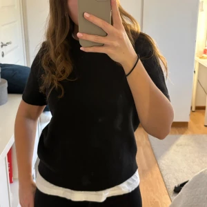 Svart stickad t-shirt - Supersnygg och stilren stickad T-shirt från GinaTricot i storleken S. Skönt, hyfsat tjockt tyg, inte kliande. Inga defekter, som ny💞