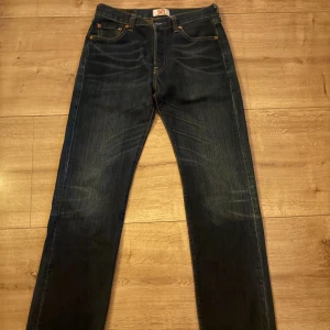 Levi's 501 mörkblå jeans straight fit - Säljer ett par klassiska Levi's 501 jeans i svinsnygg mörkblå tvätt med raka ben och knappgylf. Storlek 30W 32L.                            Skriv om ni undrar något🙂