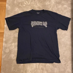 Mörkblå Carhartt T-shirt - Mörkblå Carhartt tisha med lite ljusare text på framsidan. Storlek XL. 100% Bomull. Är öppen för ett lägre pris vid snabb affär. Om ni har några frågor skriv gärna!