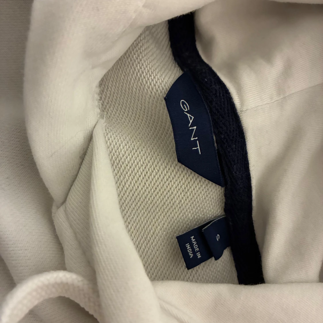 Vit hoodie från GANT med tryck - 2