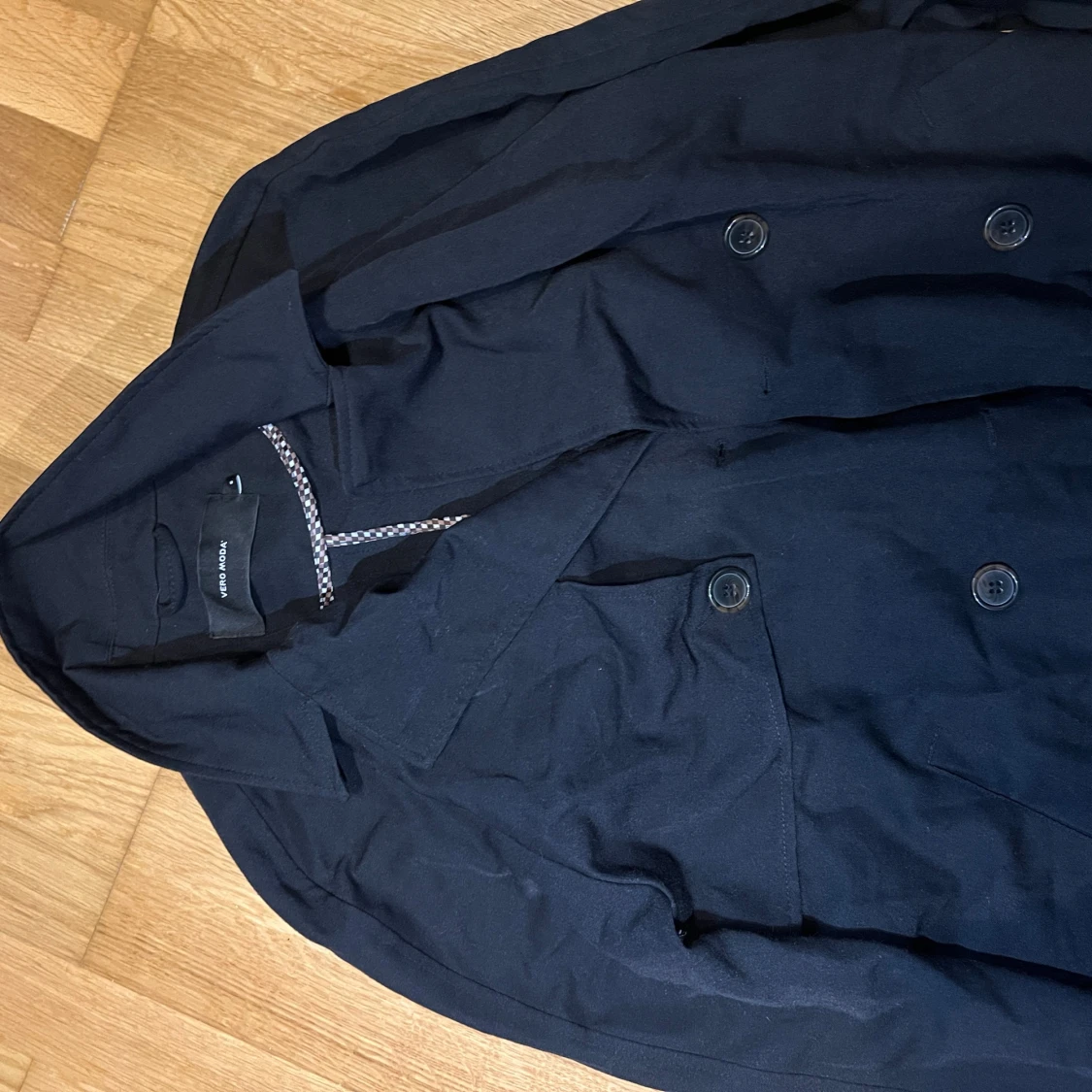 Svart trenchcoat från Vero Moda - 2