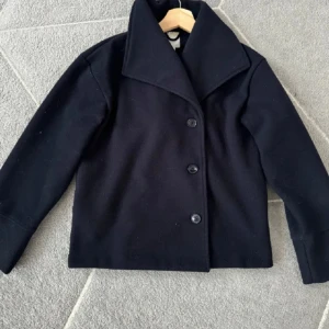 Marinblå Gina kappa - Säljer en jättefin marinblå kappa ifrån Gina tricot då den inte kommer till andvändnig skriv vid frågor💗💗