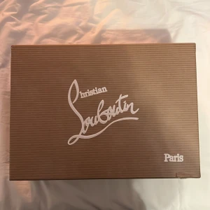 Christian Louboutin - Säljer ett par gråa loubs med spikar till ett sjyst pris! Skriv om du har några funderingar! Priset är ej hugget i sten. Inga returer!!